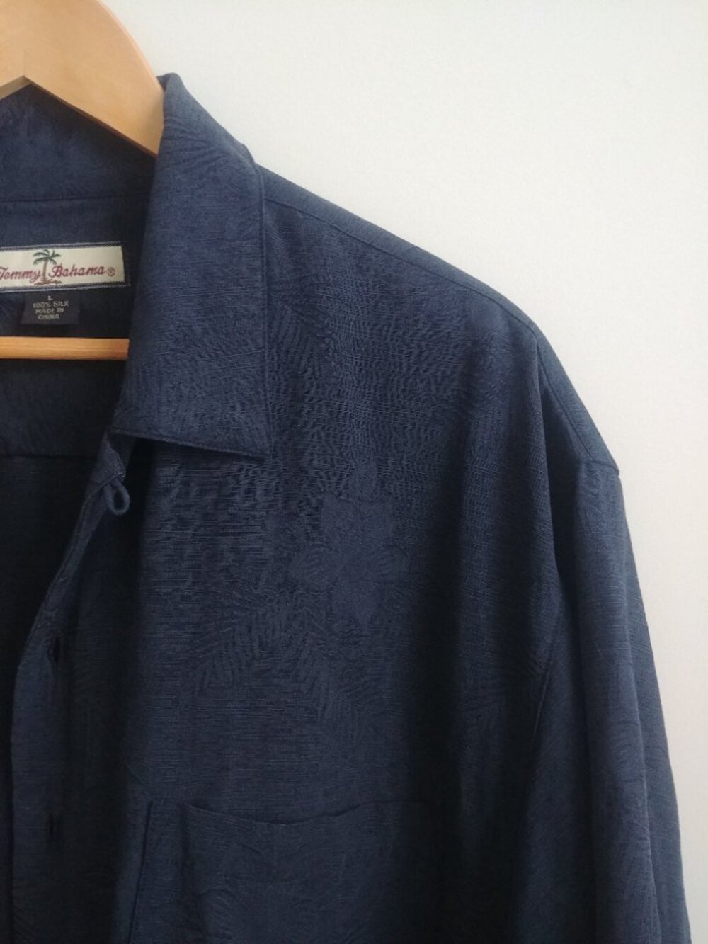 Tommy Bahama Men's Large 100% silk short sleeve button down shirt dark navy blue - Picture 3 of 14